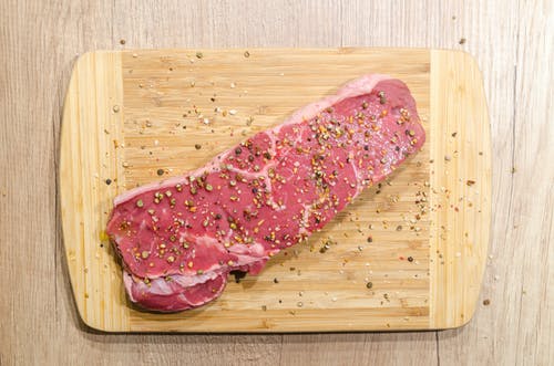Daging-dagingang, terutama jeroan seperti hati, ginjal, otak, lidah, dan babat memiliki tingkat purin yang sangat tinggi. (Ilustrasi/Pexels)