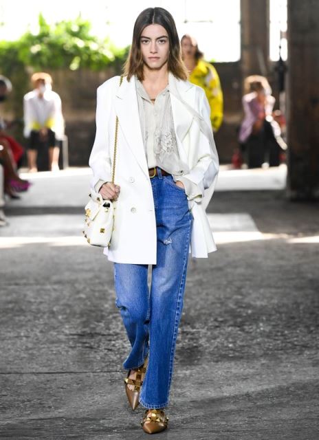 Bootcut jeans lama kamu bisa kamu mix match dengan atasan yang keren seperti ini. (Foto: Dok. Graziadaily)