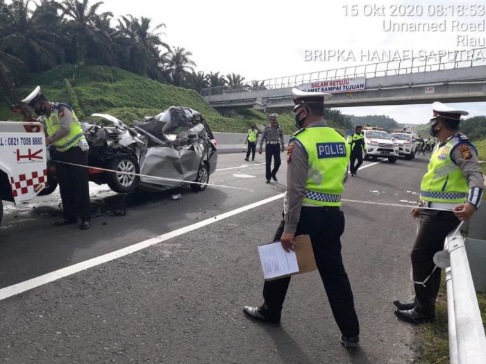 Minibus Seruduk Truk Tronton di Tol Permai, 2 Orang Tewas