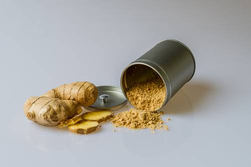 Warnanya terang juga terkadang dibuat sebagai pewarna makanan alami. Dan memang, kegunaan kunyit biasanya tidak jauh untuk makanan atau minuman. (Ilustrasi/Pexels)