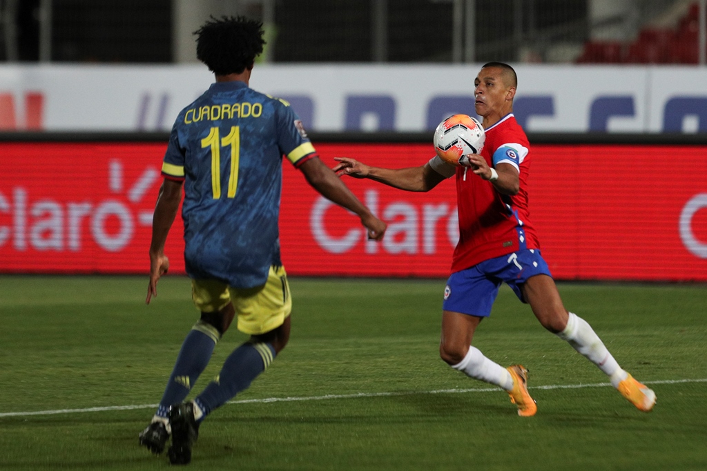 Alexis Sanchez (kanan). (Foto: AFP/Esteban Felix)