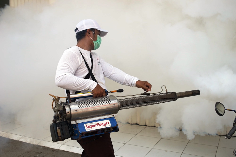 Pengasapan nyamuk atau fogging menjadi salah satu cara meminimalisir penyebaran nyamuk demam berdarah. (Foto: Ist)