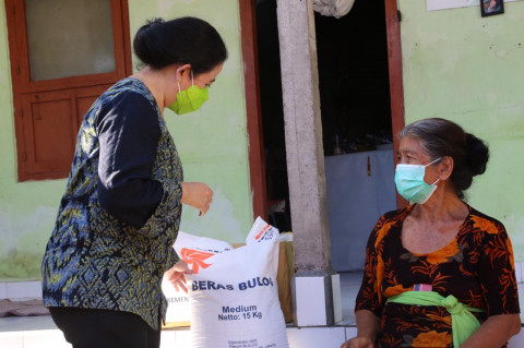 Ketua DPR Salurkan Bantuan Sosial untuk Warga Terdampak Pandemi Covid-19