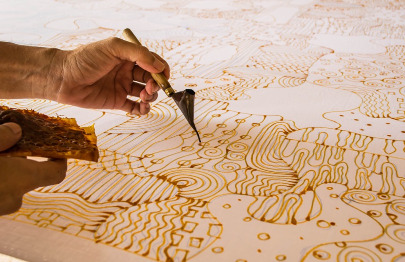 Menggambar Batik (Foto: Canva.com)