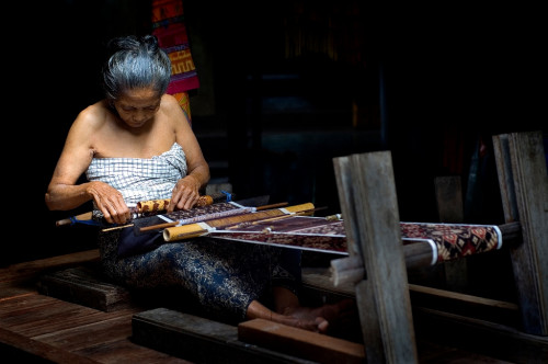 Proses Menenun di Desa Tenganan, Bali (Foto:Shutterstock)