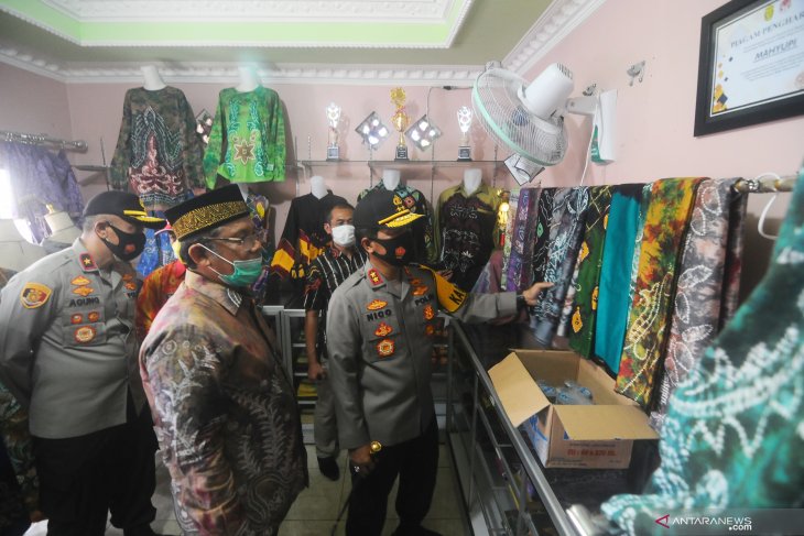 Kapolda Kalsel Irjen Pol Nico Afinta melakukan kunjungan ke Kampung Sasirangan di Banjarmasin. (ANTARA/Firman)