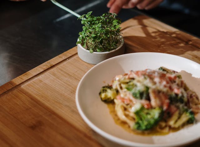 Cara Mudah Membuat One-pan Pasta dengan Saus Tomat