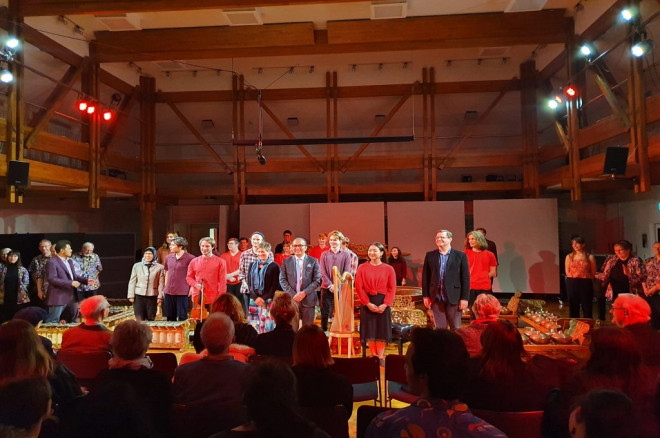 Dubes Tantowi Yahya (tengah) menghadiri pagelaran gamelan yang dilakukan sekelompok mahasiswa NZSM di Wellington, Selandia Baru pada Rabu, 14 Oktober 2020. (Kemenlu RI/KBRI Wellington)