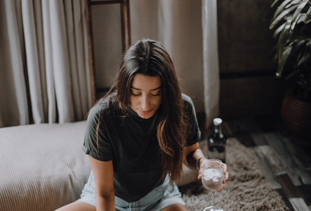 Jika kamu merasa sakit kepala atau kurang fokus, cobalah untuk minum air putih dulu. Karena ada dampak buruk jika kurang cairan tubuh. (Foto: Pexels.com)