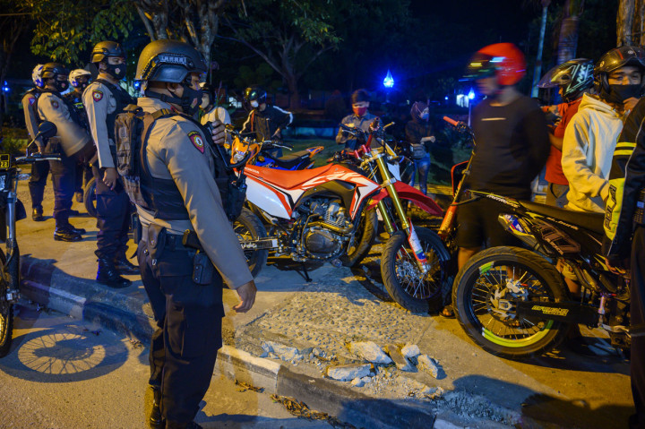 Polisi Bubarkan Komunitas Motor saat Berkerumun di Palu