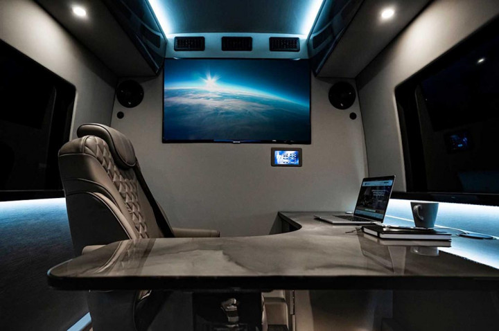 Membuat Kantor Berjalan dengan Mercedes-Benz Sprinter