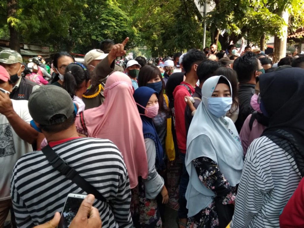 Para pelaku Usaha Mikro Kecil Menengah (UMKM) di Dinas Perindustrian Perdagangan Koperasi (Disperindagkop) UKM, Gedung Cisadane, Karawaci, Kota Tangerang, Banten berkerumun tanpa menjaga jarak. (Foto: Medcom.id/Hendrik)