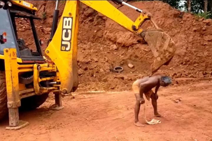 Pria Ini Gunakan Excavator untuk Garuk Punggungnya