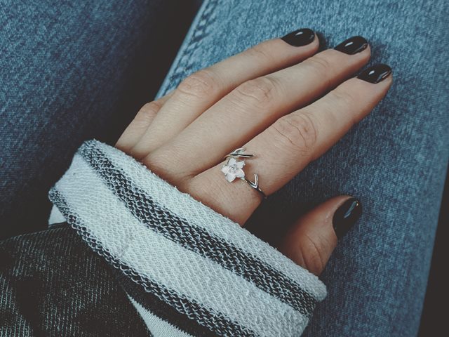 5 Cara Bersihkan Perhiasan Perak dalam Hitungan Menit