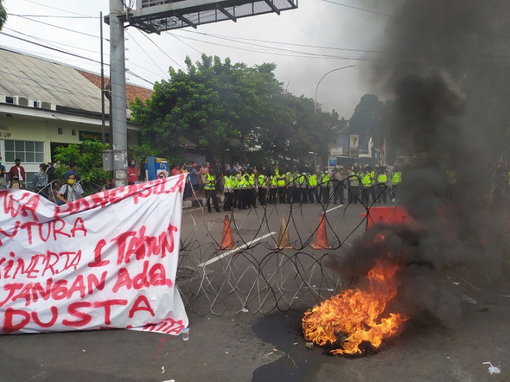 Protes Kinerja Satu Tahun Jokowi-Ma'ruf, Pedemo Bakar Ban