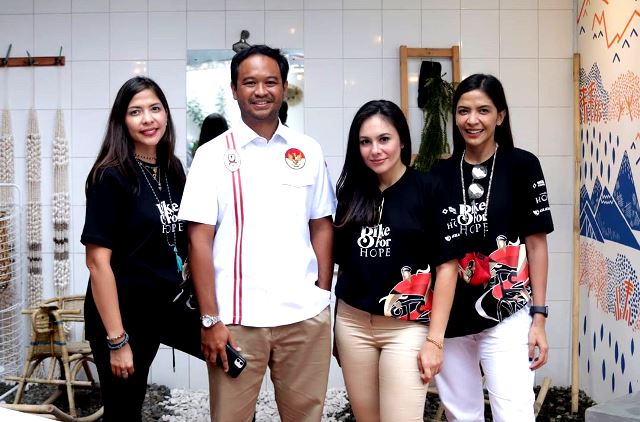 Wulan Guritno, aktris sekaligus founder Gelang Harapan mengadakan kegiatan Bike for Hope untuk membantu para pekerja film yang terdampak covid-19. (Foto: Dok. Instagram Sri Wulandari Guritno/@wulanguritno)