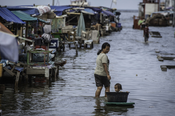 Pelabuhan Kali Adem Dilanda Banjir Rob