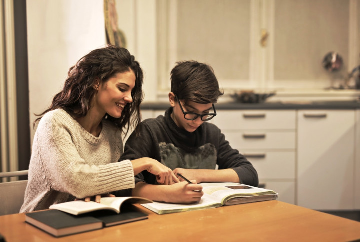 Jangan Terbuai dengan Digital, Ini 5 Manfaat Anak Menulis di Buku