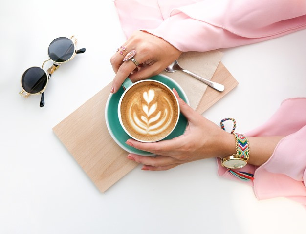 Kamu pernah melihat seseorang membubuhkan garam ke dalam kopi? Apakah hal tersebut bisa menyebabkan osteoporosis? Berikut ulasan dokter. (Foto: Pexels.com)
