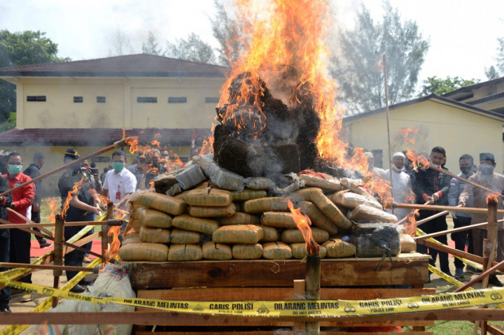 Ratusan Kilogram Sabu, Puluhan Ribu Butir Ekstasi, dan Eutilon Dimusnahkan