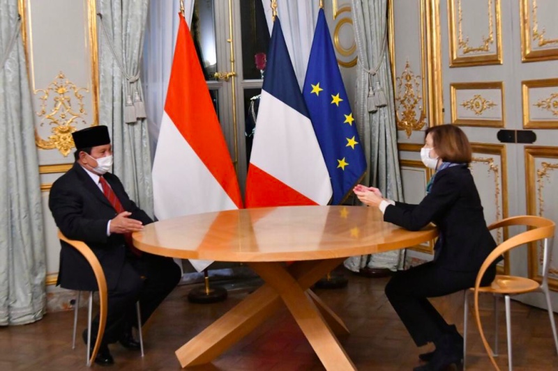 Menteri Pertahanan Prabowo Subianto, melakukan pertemuan bilateral dengan Menteri Pertahanan Prancis, Florence Parly. Foto: Dok.KBRI Paris