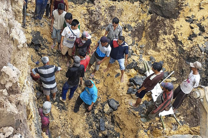 Populer Foto, 11 Penambang Meninggal Tertimbun Longsor Hingga Presiden Resmikan Jembatan Teluk Kendari