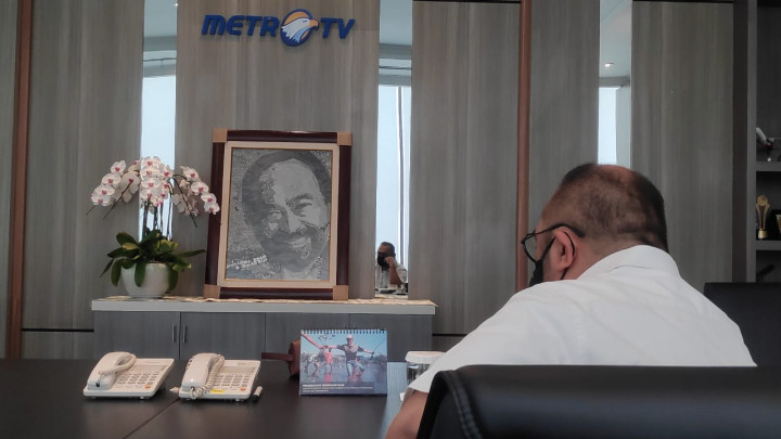 Cucu Suhendra Memotret Sosok Surya Paloh Melalui Kolase Koran