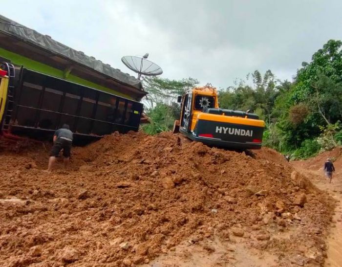 Longsor di Desa Kudadepa, Kecamatan Sukahening, dan Desa Karyabakti, Kecamatan Parungponteng Kabupaten Tasikmalaya, Jawa Barat. (Foto: MI/Kristiadi)