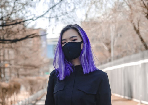 Masker kesehatan digunakan oleh masyarakat di area publik