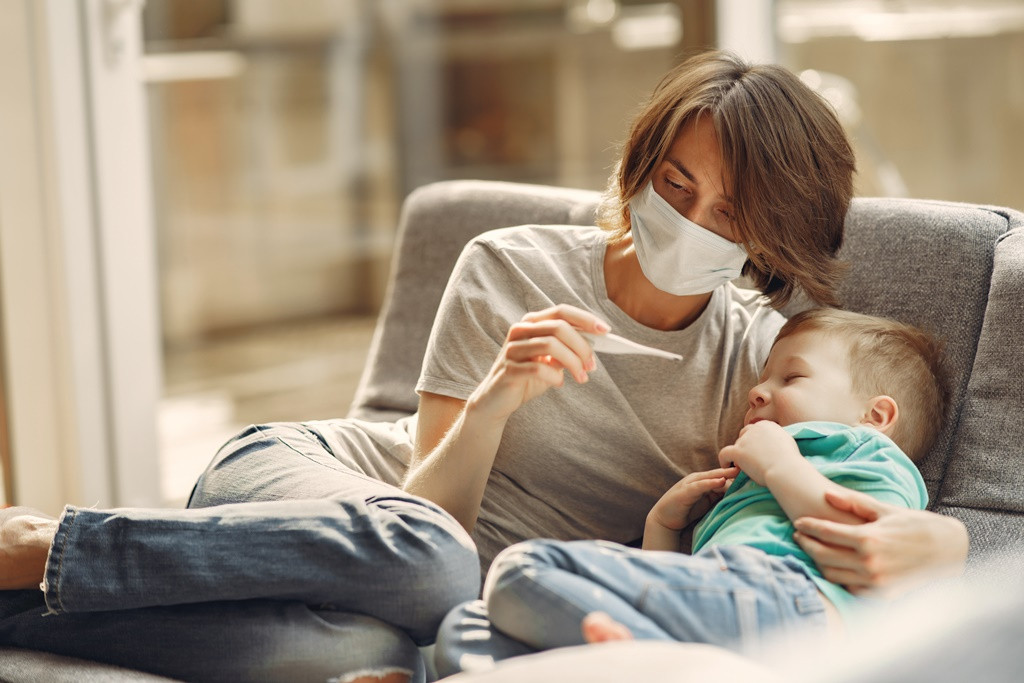 Bila demam si kecil berlangsung lebih dari tiga hari dan memiliki gejala bibir kebiruang, sudah sepatutnya dibawa ke rumah sakit (Foto: Freepik)