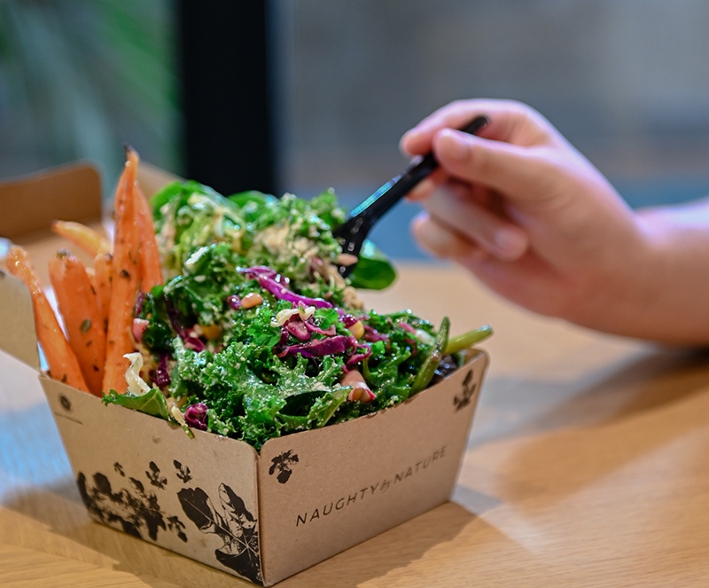 Cara baru menyantap salad dengan ayam goreng (Foto: Naughty by Nature)