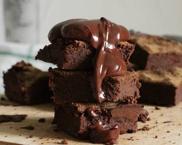 Kue Gula Coklat dengan Kucuran Mapel