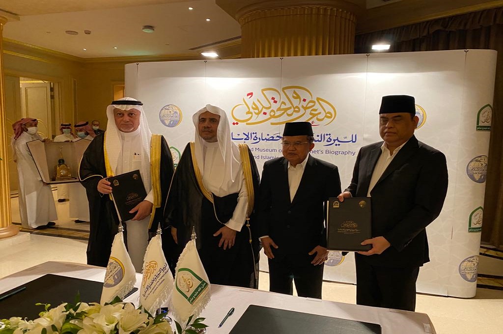 Jusuf Kalla (dua kanan) hadir dalam penandatanganan naskah kerja sama pendirian dan pembangunan Museum Sejarah Nabi Muhammad SAW di Riyadh, Arab Saudi pada Sabtu, 24 Oktober 2020. (KBRI Riyadh)