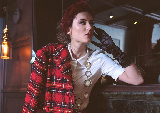 Padukan dengan pakaian yang polos jika kamu ingin memakai tartan sebagai outer. (Foto: Unsplash.com)