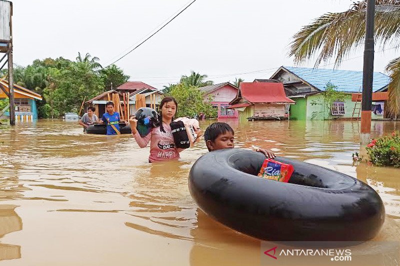  Warga melintas di kawasan banjir Belakang Bappeda Muara Teweh, Minggu, 25 Oktober 2020. ANTARA/Kasriadi