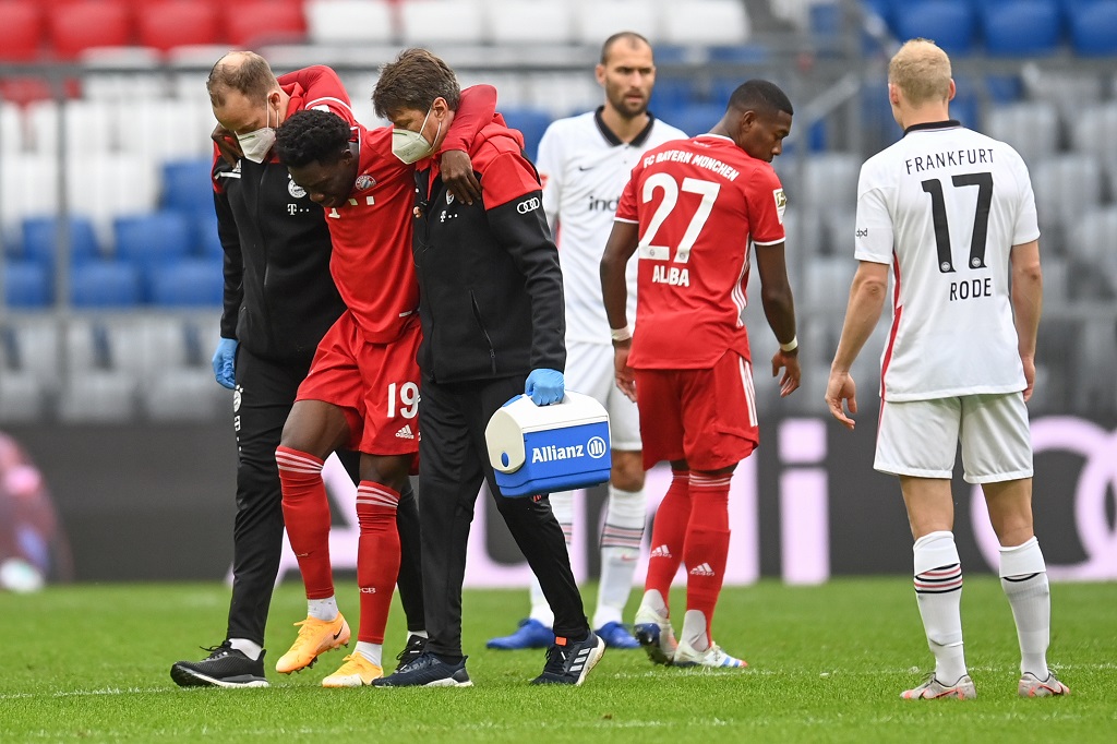 Alphonso Davies dibopong dalam laga Bayern Muenchen vs Hoffenheim. (Foto: CHRISTOF STACHE / AFP / POOL)