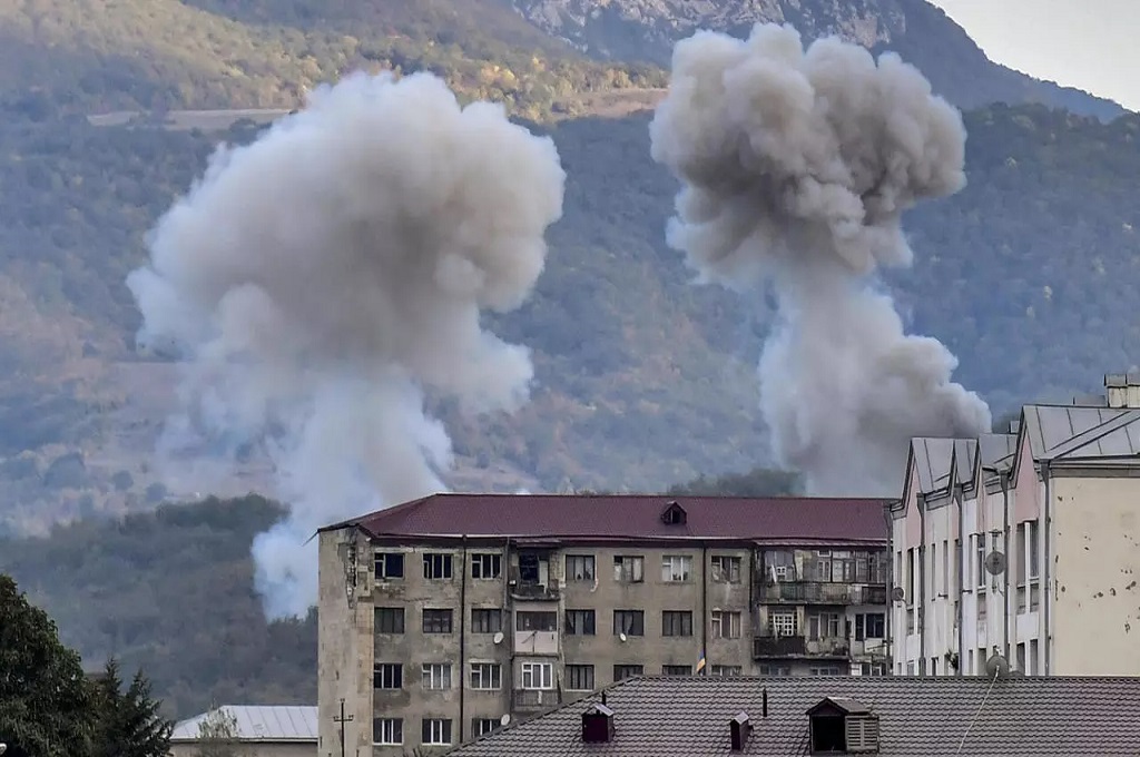 Asap dari pertempuran antara pasukan Azerbaijan dan Armenia terlihat di Nagorno-Karabakh. (AFP)