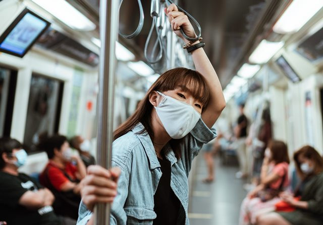 Penelitian mengungkapkan bahwa perempuan lebih mungkin peduli dibandingkan pria untuk menangani covid-19. (Foto: Pexels.com)