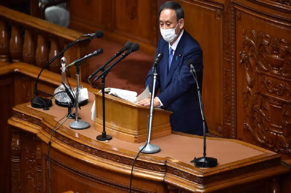 PM Jepang Yoshihide Suga dalam sebuah sesi parlemen di Tokyo pada Selasa, 26 Oktober 2020. (Kazuhiro NOGI/AFP)