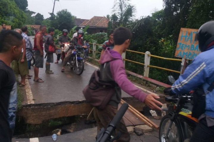 Jembatan Penghubung Dua Kabupaten di Sumsel Nyaris Putus