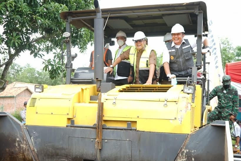 Gubernur Sumsel Herman Deru (kanan) bersama Bupati Muba Dodi Reza Alex Noerdin (kiri) meresmikan Unit Pengolahan Aspal Karet dan Uji Gelar Aspal Karet Berbasis Lateks Terpravulkanisasi, Senin 26 Oktober 2020.