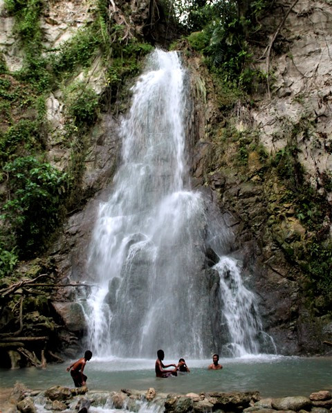 Pengunjung mandi di air terjun Taplel yang berada di Desa Oesusu, Kecamatan Takari, Kabupaten Kupang, Nusa Tenggara Timur (NTT). (Foto: Dok. Arthurio oktavianus)