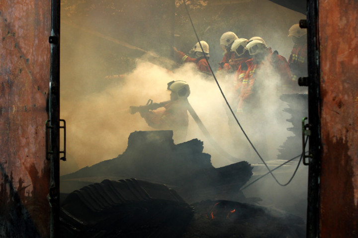 Kebakaran Hanguskan Gudang Mebel di Surabaya