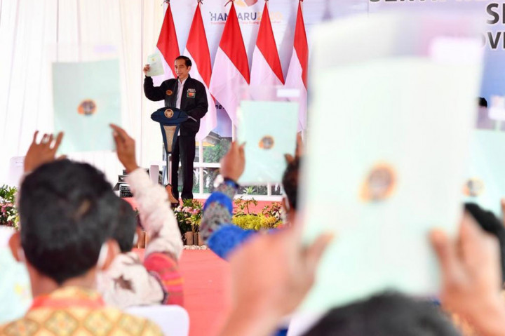 Presiden Serahkan 22.007 Sertifikat Lahan di Humbang Hasundutan