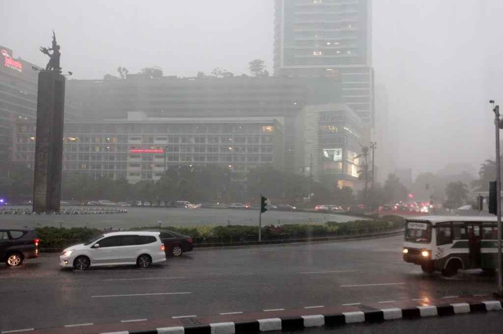 Persiapkan kendaraan dan diri sendiri ketika berkendara di musim hujan. Dok Medcom.id