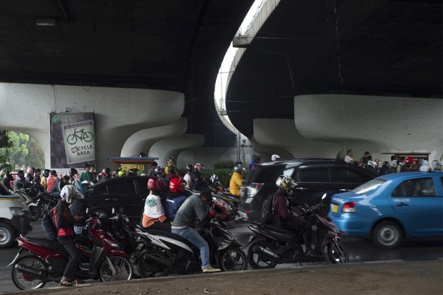 Pemotor Dilarang Berteduh di Bawah <i>Flyover</i>, Nekat Pidana Mengintai