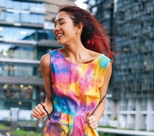 Motif Tie Dye Kembali Jadi Tren Fashion Remaja Kekinian
