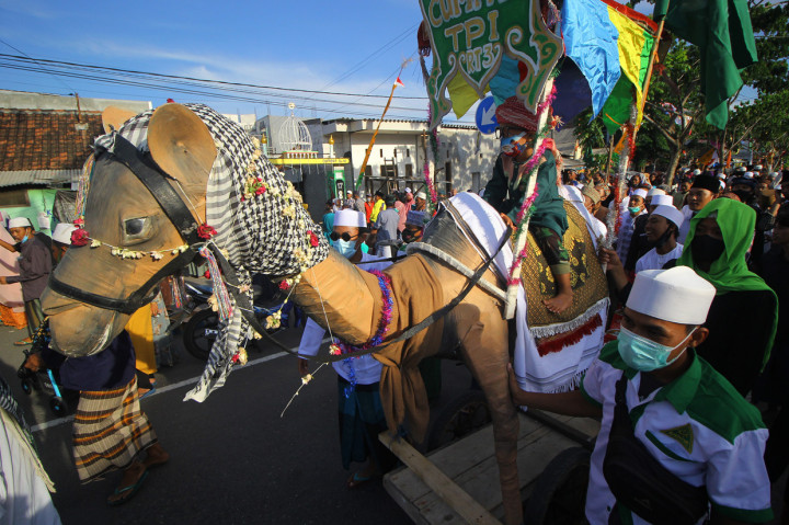 Suasana Pawai Maulid Nabi di Surabaya