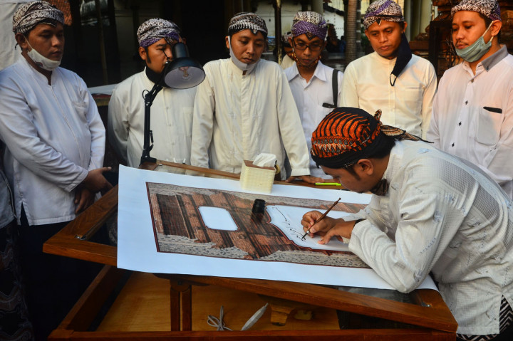 9 Seniman Kaligrafi di Kudus Menulis Kembali Mushaf Al-Quran dengan Tangan