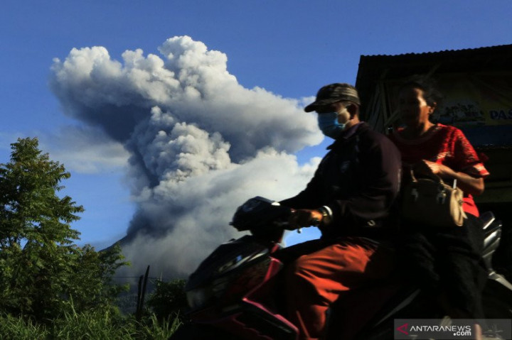 Gunung Sinabung Kembali Semburkan Awan Panas